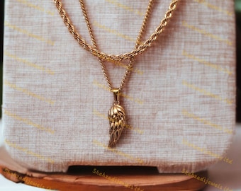 Collar con colgante de ala de ángel en oro de 18 quilates y cadena de plata de ley.