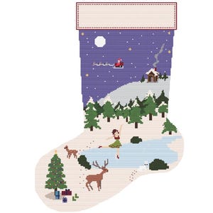 Könnte beinhalten: Ein Weihnachtsstrumpf mit einer Winterszene. Die Oberseite hat ein leeres Etikett. Die Szene zeigt eine verschneite Landschaft mit einer Ballerina, Hirschen, einem Weihnachtsbaum und dem Schlitten des Weihnachtsmanns. Der Hintergrund ist eine sternenklare Nacht.