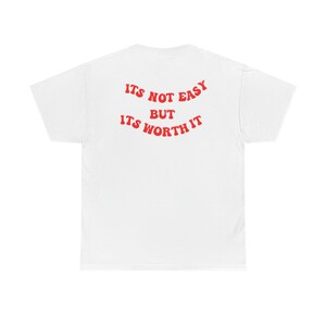 No es fácil pero vale la pena camisa/Camisa con eslogan/Camisa con letras onduladas/Camisa de gimnasia/Camisa de motivación/Camisa de moda