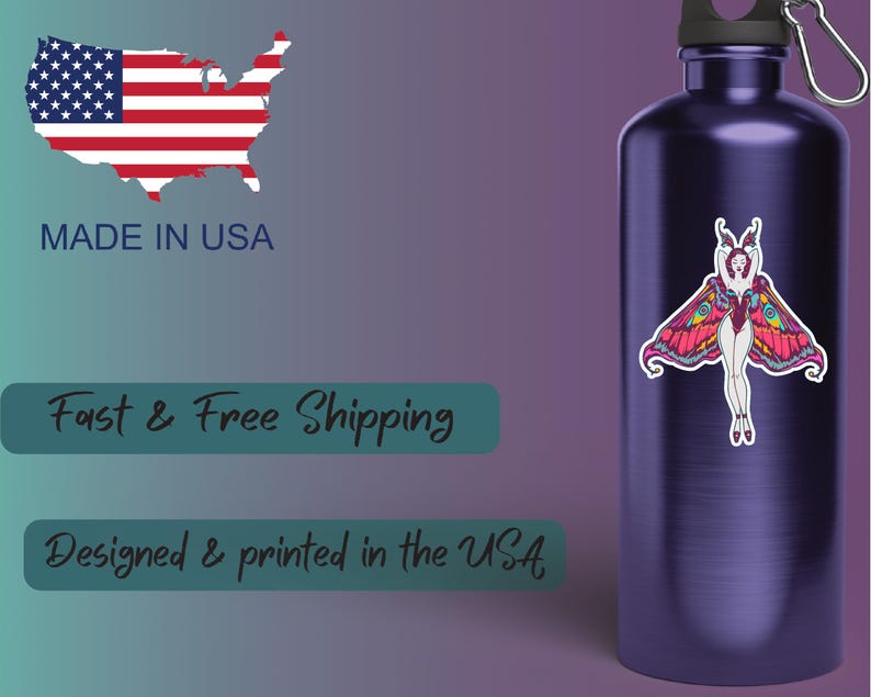 Peut inclure: Une gourde bleu fonc&eacute; avec un autocollant de papillon de nuit color&eacute;. L'autocollant repr&eacute;sente une femme avec des ailes de papillon de nuit dans des tons de rose, de jaune et de bleu. Les mots "MADE IN USA" sont visibles, ainsi qu'une carte des &Eacute;tats-Unis et son drapeau.