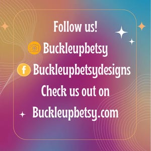 Peut inclure: Fond d&eacute;grad&eacute; violet, rose et bleu avec du texte blanc indiquant "Suivez-nous !" et les identifiants des r&eacute;seaux sociaux de Buckleupbetsy. Les ic&ocirc;nes Instagram et Facebook sont visibles, ainsi que l'adresse du site web.