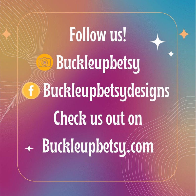 Peut inclure: Fond d&eacute;grad&eacute; violet, rose et bleu avec du texte blanc indiquant "Suivez-nous !" et les identifiants des r&eacute;seaux sociaux de Buckleupbetsy. Les ic&ocirc;nes Instagram et Facebook sont visibles, ainsi que l'adresse du site web.