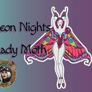 Peut inclure: Un autocollant repr&eacute;sentant une femme avec des ailes de papillon de nuit, v&ecirc;tue d'un body violet fonc&eacute;. Les ailes sont color&eacute;es avec des d&eacute;tails roses, jaunes et bleus. Le texte "Neon Nights Lady Moth" est au-dessus de l'image. Un logo avec une femme portant des lunettes est en bas &agrave; gauche.