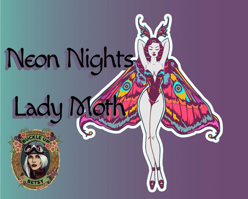 Peut inclure: Un autocollant repr&eacute;sentant une femme avec des ailes de papillon de nuit, v&ecirc;tue d'un body violet fonc&eacute;. Les ailes sont color&eacute;es avec des d&eacute;tails roses, jaunes et bleus. Le texte "Neon Nights Lady Moth" est au-dessus de l'image. Un logo avec une femme portant des lunettes est en bas &agrave; gauche.