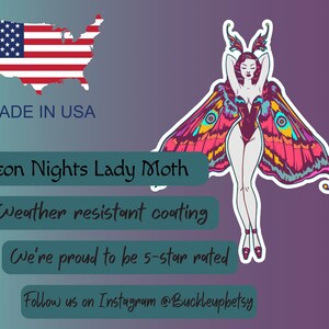Peut inclure: Un autocollant avec une illustration stylis&eacute;e d'une femme avec des ailes de papillon de nuit, dans des tons de rose, de sarcelle et de jaune. Le texte "Neon Nights Lady Moth" est affich&eacute;, ainsi que "Made in USA". Le texte suppl&eacute;mentaire comprend "Weather resistant coating".