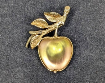 Vintage Sarahco Apple Fruit w/ Leaves Goldtone Brooch Lapel Pin Estate Find