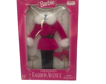 Vintage Barbie Fashion Avenue 1996 BOUTIQUE Hot Pink Fur Jacket Boots #14980