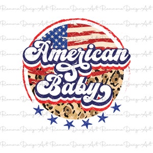 Könnte beinhalten: Eine rot-weiß-blaue amerikanische Flagge mit einem Leopardenmuster im Hintergrund und dem Text "American Baby" in einer Retro-Schrift. Um den Kreis herum befinden sich fünf weiße Sterne.