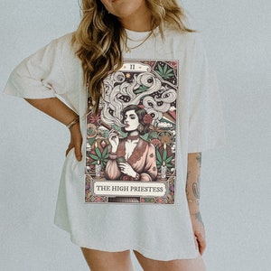 Stone Girl Shirt Comfort Kleuren Shirt De hogepriesteres Tarot Card T Shirt Stoner Cadeau voor haar Cottage Core Dark Academia Witchy Kleding