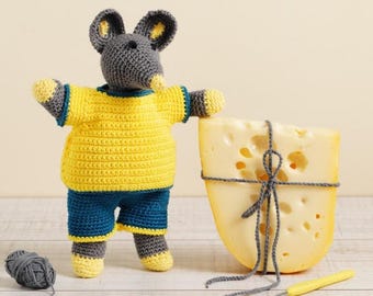 Proud Mouse – Haakpatroon pdf (Engels en Nederlands) – Tijdschriftontwerp – Amigurumi met kleding