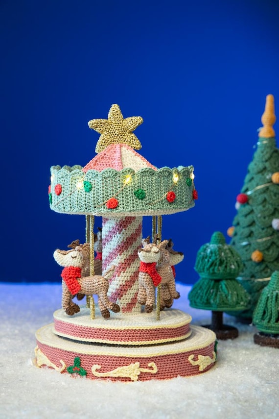 Karussell Häkelanleitung – Festliche Amigurumi Weihnachtsdeko mit Rentieren & Lichtern – PDF auf Deutsch, Englisch und Niederländisch