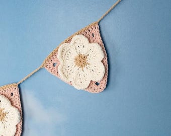 Haakpatroon Boho Bloemenslinger - DIY Tuin en Interieur Decoratie - Digitaal PDF (Nederlands & Engels)