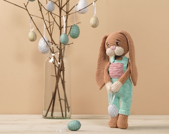 Patroon gehaakt konijn: amigurumi-paashaas met overall (pdf)