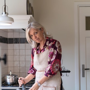 Crochet Kitchen Apron Pattern – With Pockets, Leather Label, US English & Dutch PDF (Digital Download)
