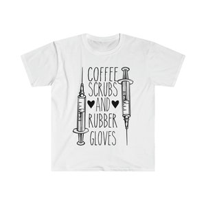 T-shirt met koffiescrubs en rubberen handschoenen