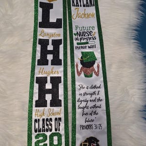 Può includere: Stola di laurea bianca con finiture in glitter verde e testo nero e oro. La stola recita "Langston Hughes High School Class of 2026" e "Kaylani Jackson Future Nurse in progress". Include un tocco e un logo pantera.