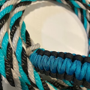 Cabestro de vaca: negro con verde azulado, blanco y negro con banda nasal trenzada