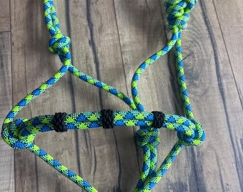 Cabezada de caballo: Cabezada de cuerda estándar verde y azul con muserola anudada.