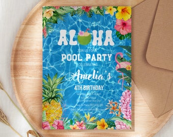 Pode incluir: Convite para uma festa de piscina Aloha com um design tropical que inclui um abacaxi, flores e um flamingo. O convite está sobre um fundo de madeira com um envelope marrom.