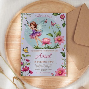 Puede incluir: Una invitación de cumpleaños con temática de hadas con una ilustración caprichosa de un hada con alas y una varita mágica. La invitación es para una niña llamada Ariel que cumple dos años. El texto dice "Para celebrar a la cumpleañera Ariel cumple dos años. Sábado 12 de febrero, 14:00 a 16:00. 4211 My Sweet Bar, City, My 4211."