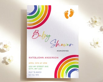 Może przedstawiać: Zaproszenie na baby shower w stylu tęczy z tekstem "Baby Shower" i "Honoring Kate & John Anderson". Zaproszenie zawiera tęczę z efektem pociągnięć pędzlem i dwie pomarańczowe odbitki stóp.