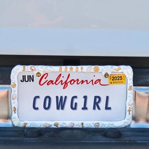 Western boho nummerplaatlijst: handgemaakt custom autoaccessoire Coastal Cowgirl voor stranddecoratie