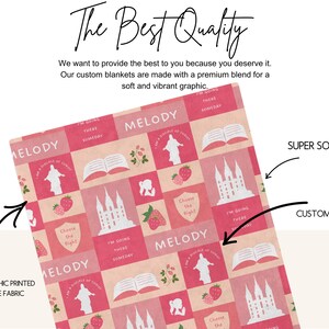 Op de afbeelding: Een op maat gemaakte deken met een herhalend patroon van roze en rode vierkanten. Elke vierkant bevat religieuze afbeeldingen, aardbeien en de naam "Melody". De deken heeft de tekst "The Best Quality" en "Super Soft Feel".