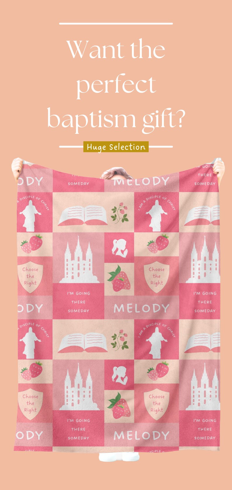 Op de afbeelding: Roze en wit patroon deken met religieuze en inspirerende beelden. De deken heeft vierkanten met aardbeien, open boeken en de tekst "I'm going there someday". De deken wordt door twee handen omhoog gehouden.