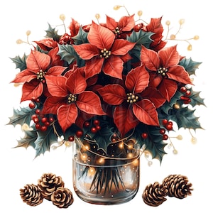 Op de afbeelding: Een feestelijk arrangement van rode poinsettia's, hulst en bessen in een heldere glazen vaas, geaccentueerd met feeërieke lichtjes. Verschillende dennenappels bevinden zich aan de basis, wat een vakantiethema creëert.