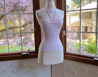 Top halter con escote corazón y encaje floral en blanco y rosa bebé, hecho a mano.