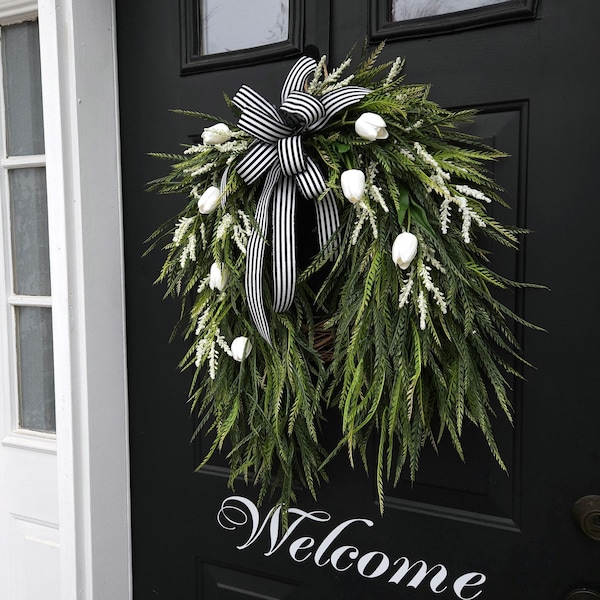 Corona de tulipanes blancos de primavera: decoración para la puerta principal con hierba de sierra y lazo a rayas.