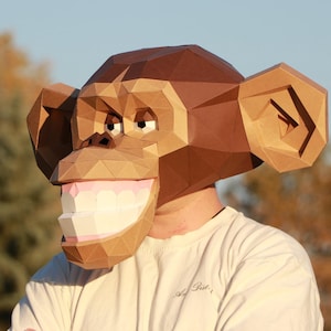 Veelhoekig masker grappig grijnzende aap – 3D-papercraft voor cosplay en feestplezier