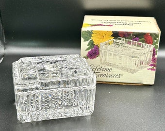 cut glass cigarette box Hawkes Sterling Crystal cut crystal Impressed Hawkes Sterling Brilliant cut crystal Holds cigarillos Vintage Cut Crystal Ashtray Cigarette