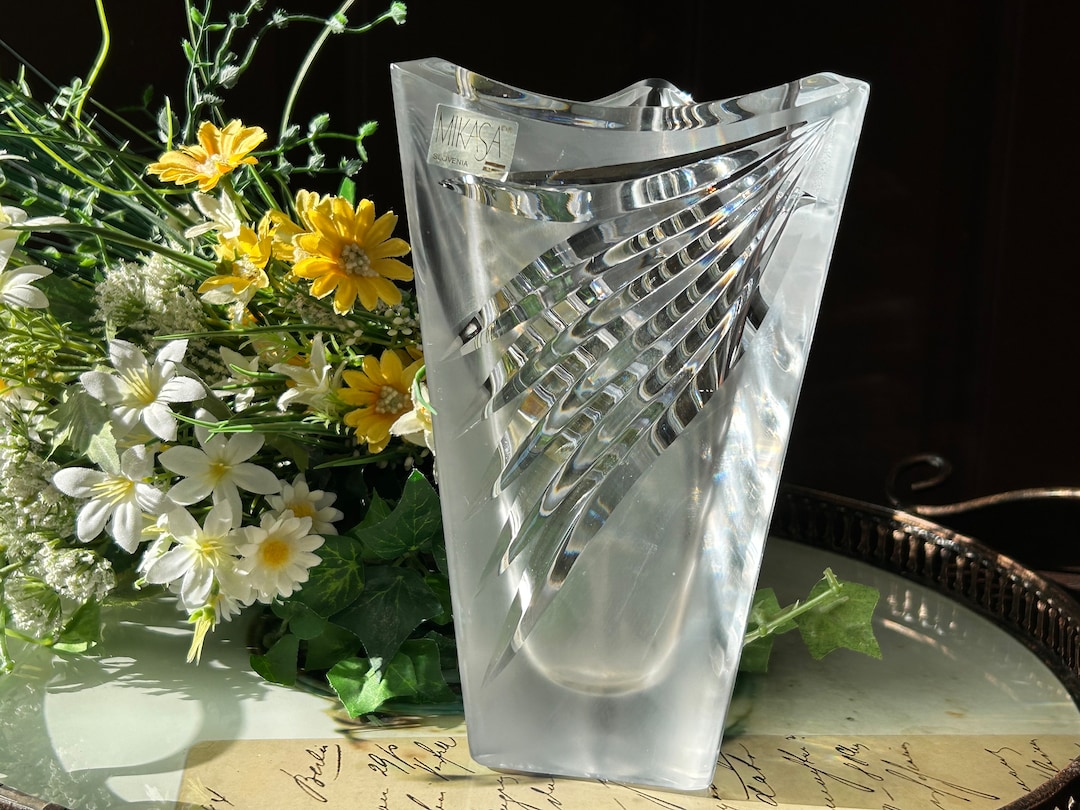 Vintage Mikasa Crystal Vase: 