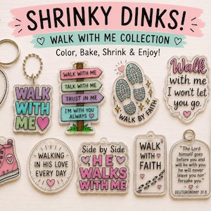Puede incluir: Una colección de dijes de acrílico transparente Shrinky Dinks con varios diseños y textos como Walk With Me, Walk By Faith y versículos bíblicos. Los dijes tienen forma de corazón, rectángulo y arco, algunos con llaveros o una cinta rosa.