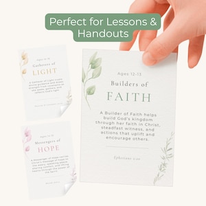 Può includere: Delle carte con testo e decorazioni floreali sono tenute in mano. Le carte sono etichettate "Gatherers of LIGHT", "Builders of FAITH" e "Messengers of HOPE". Le carte sono progettate per lezioni e dispense.