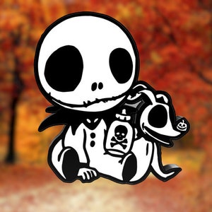 Könnte beinhalten: Schwarzweiße Comicfigur mit einem genähten Mund und einer Flasche mit Totenkopf und Knochen. Die Figur hält einen Hund mit einem genähten Mund und einem Kürbis auf dem Kopf.