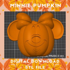 Op de afbeelding: Oranje 3D-geprinte pompoen met een Minnie Mouse-gezicht en een strik. De pompoen staat op een zwart-witte rasterachtergrond. De tekst "DIGITAL DOWNLOAD STL FILE" staat onderaan de afbeelding.