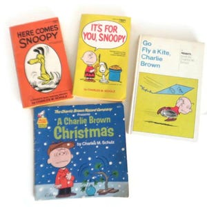 Vintage 1960 'Go Fly A Kite Charlie Brown' Książka w twardej oprawie autorstwa Charlesa M. Schulza + 3 różne książki w miękkiej oprawie Charlie Brown Peanuts