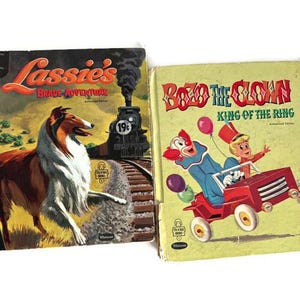 Pode incluir: Dois livros infantis vintage. O livro à esquerda é intitulado "Lassie's Brave Adventure" e apresenta um cão collie na capa. O livro à direita é intitulado "Bozo the Clown King of the Ring" e apresenta um palhaço num carro vermelho na capa.