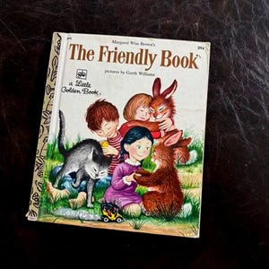 Vintage 1974 Margaret Wise Brown „The Friendly Book” Zdjęcia Gartha Williamsa Mała złota książeczka nr 592