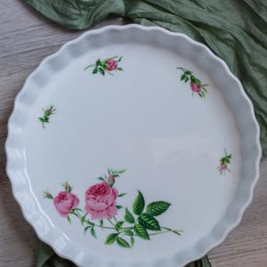 Vintage Christine Holm Rose Quiche Pie Dish – Fluted Ceramic Bakeware – Floral 10&quot; Oven Safe Pie Plate – Cottage Kitchen Decor