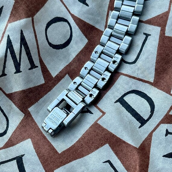 Classic Two-tone Citizen 1012-S072697 Watch With a Round Case