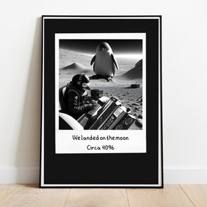 Póster digital imprimible - Tecnología y arte científico - Computadoras y pingüinos en el espacio - "Aterrizamos en la luna Circa 4096" Poster store