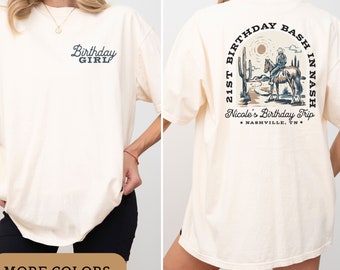Peut inclure: Un t-shirt crème avec le texte "Birthday Girl" sur le devant et "21st Birthday Bash in Nash Nicole's Birthday Trip Nashville, TN" au dos. Le design du dos représente un cow-boy à cheval devant un paysage désertique.
