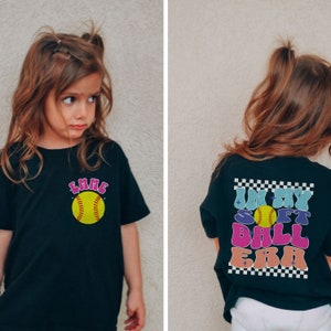 Camiseta "In my Softball Era" para niños, colores cómodos, personalizada para el equipo y con nombre personalizado para niñas.