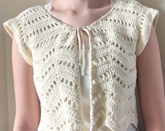 Chemisier blanc cassé en dentelle au crochet fait main à nouer sur le devant [petite femme]