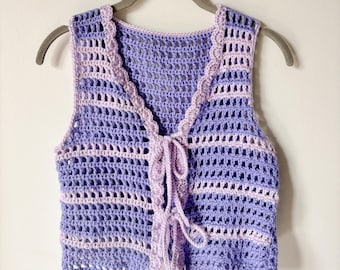 Chemisier/gilet mauve clair à nouer sur le devant à bordure festonnée au crochet fait main [petite femme]