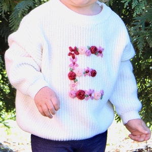 Suéter con inicial floral cosido a mano / suéter para bebé / suéter para niño pequeño / regalo personalizado / regalo para bebé / regalo para niño pequeño