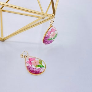 Pink Resin flower dangle drop earrings, pressed flower earrings, dried flower earrings, drop earrings, flower earrings, flower jewelry